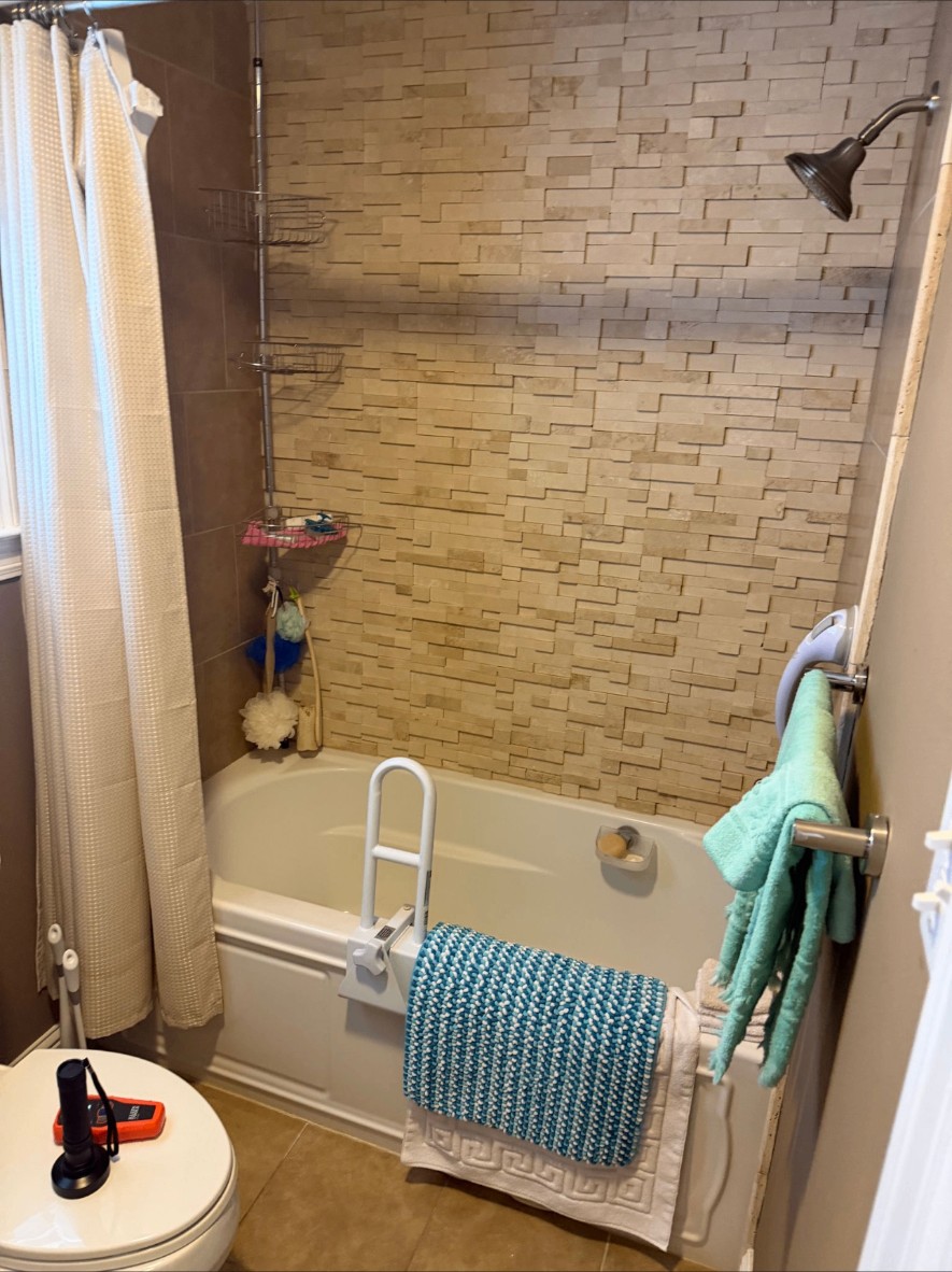 Dated tile surround tub before the remodel